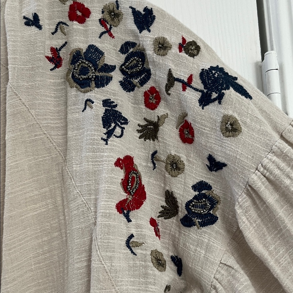 Intro. Beige Blouse with Colorful Embroidery - Picture 5 of 8